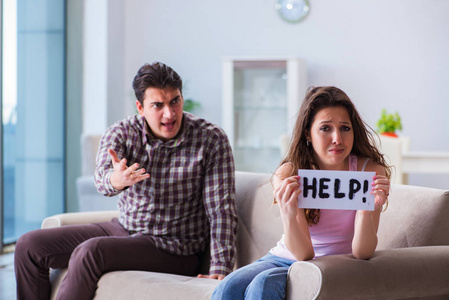 年轻的家庭,在破碎的关系概念照片