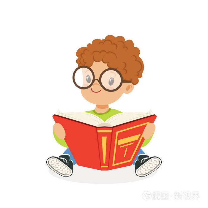小男孩戴上眼镜读一本书