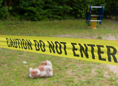 在操场上的犯罪现场警戒线照片