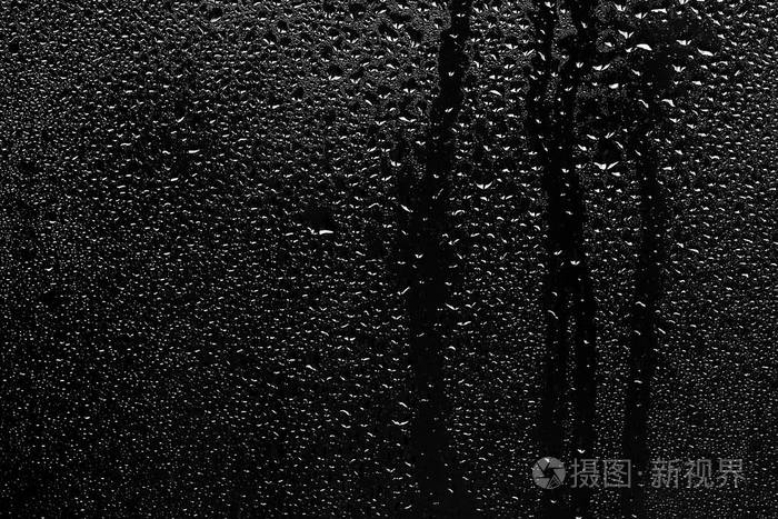 雨落在窗户玻璃