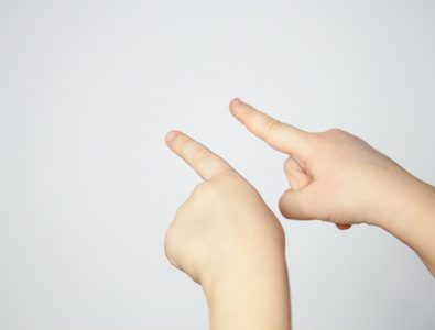 食指指示孩子的食指指示上的东西照片