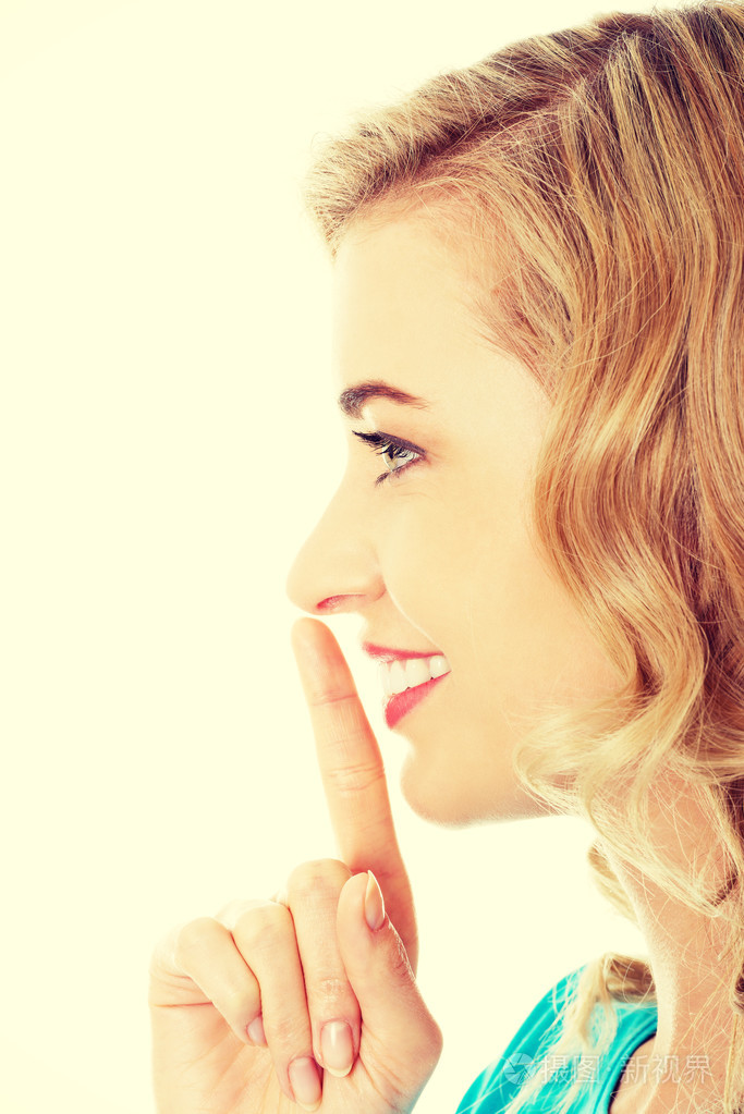 一个女人做沉默的姿态的侧视图