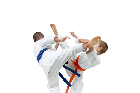 在 karategi 中的两个运动员打吹裆部杰瑞照片