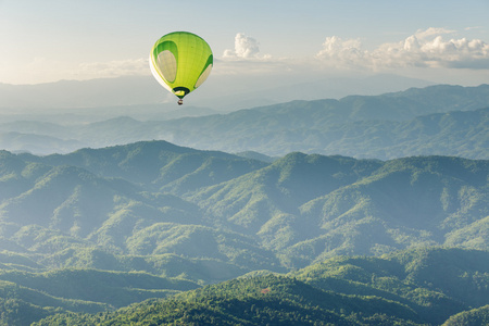 热气球在日落山