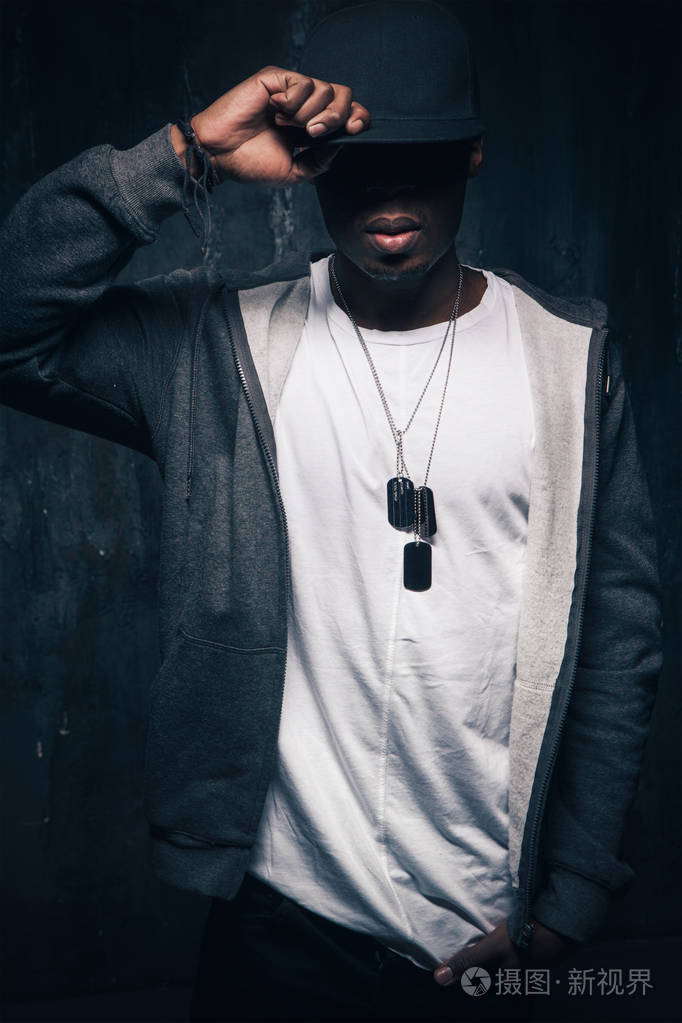 危险不可识别的黑人说唱歌手的男人