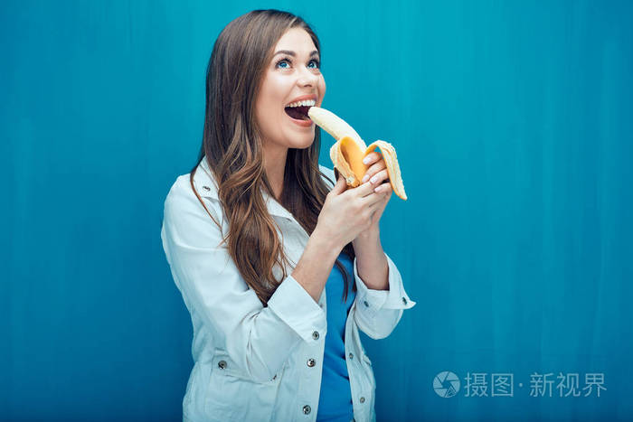 微笑的女人吃香蕉