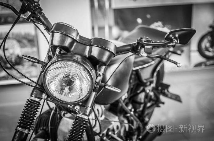 黑白照片的旧经典摩托车