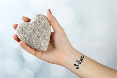 纹身图片女艺姬女性手臂纹身装饰心坚持光背景照片