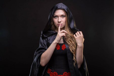 情绪面部表情年轻的哑人手势 "保持安静" 与手, 噤声你和要求沉默严肃