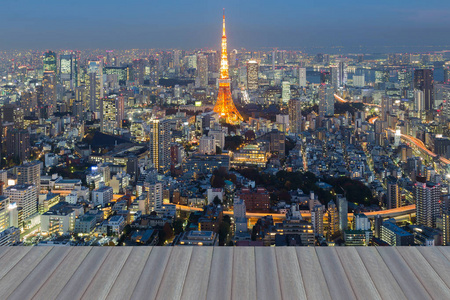 市中心在晚上鸟瞰图，从日本东京中央商务