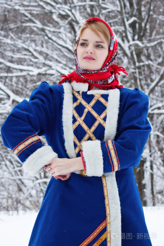 这位俄罗斯美女身穿传统服装的女人