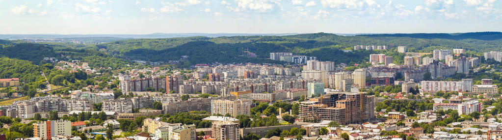 利沃夫市的鸟瞰图。现代建筑与 urb 全景