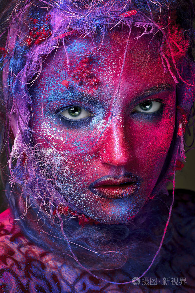 有创意化妆的女性的脸艺术.