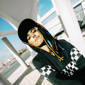 十几岁的女孩嘻哈风格.市区街头时尚照片