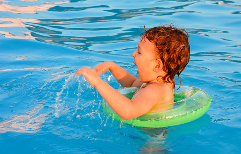 在泳池游泳的小女孩照片