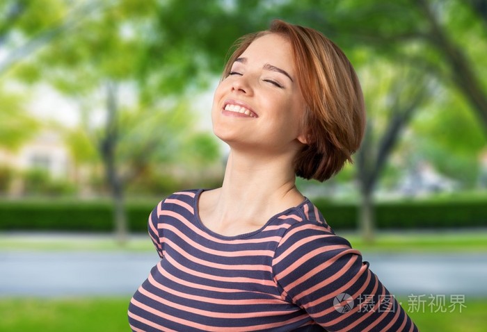 深吸一口气,呼吸运动救济照片-正版商用图片0cs834-摄图新视界