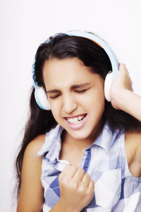 美国黑人小女孩戴着耳机听音乐