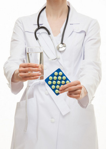 医生抱着一杯水和平板电脑