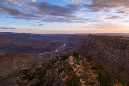 大峡谷，科罗拉多河上日出从沙漠看在亚利桑那州美国