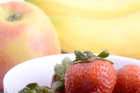 水果。安排各种新鲜成熟的水果 香蕉 苹果和草莓的特写