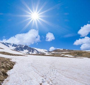 在闪耀的阳光下大雪山春