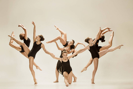 集团的现代芭蕾舞蹈演员