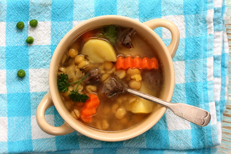 黄豌豆黄豌豆汤,炖肉和马铃薯照片