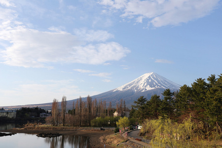 河口湖公园附近的湖和的富士山图片