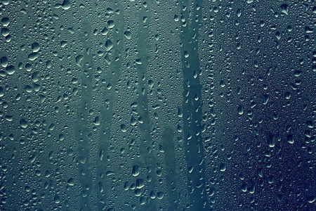 雨落在窗户玻璃