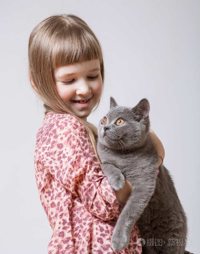 快乐的小女孩抱着一只猫