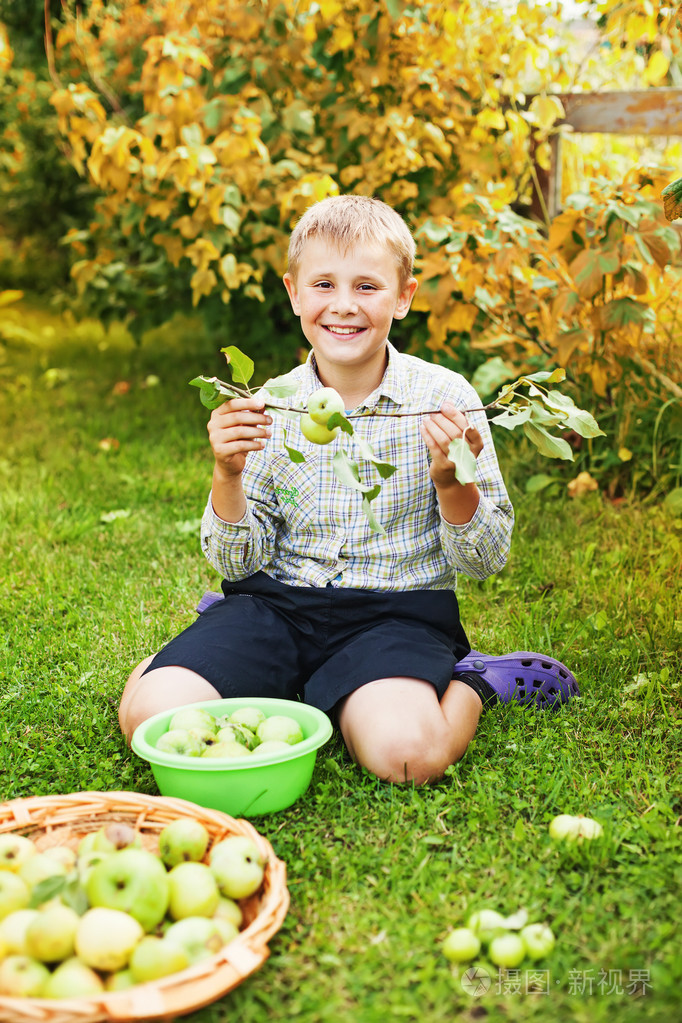 男孩吃苹果