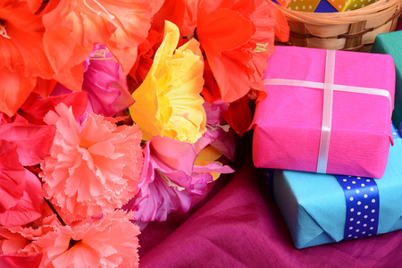 本礼品盒和花花束在丝绸上图片