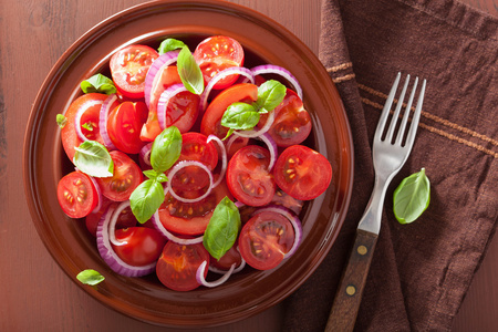 健康番茄沙拉配洋葱罗勒橄榄油和香醋 vin