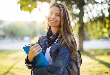 女大学生户外活动在校园里的肖像