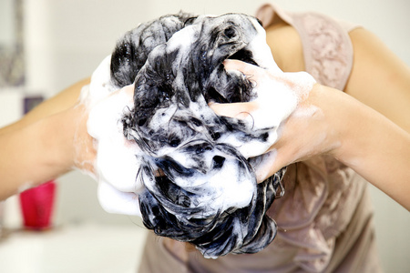 满脑子的洗发水泡沫的女孩，正在清洗的特写