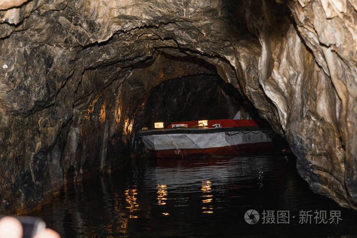 在摩拉维亚喀斯特地区附近捷克共和国的布尔诺 Punkva 洞穴。令人难以置信的钟乳石摩拉维亚喀斯特