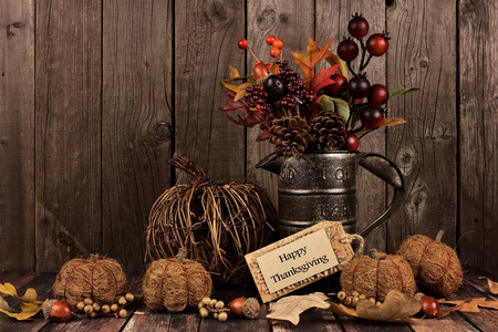 快乐的感恩节得到标记和秋天的装饰，以反对木