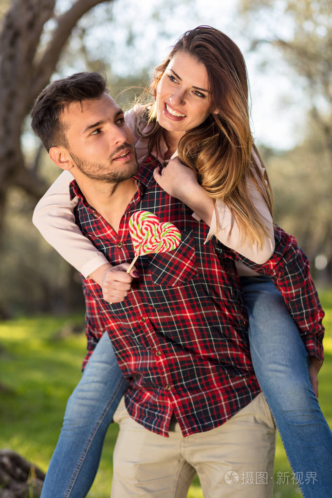 自然, 快乐的一对年轻夫妇的肖像紧紧拥抱在一起