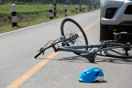 脚踏车的道路事故车毁人亡