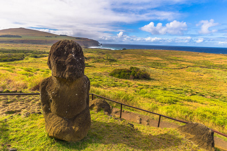 Ranu 的 Ranu 雷诺阿 复活节岛2017 年 7 月 10 日 moai