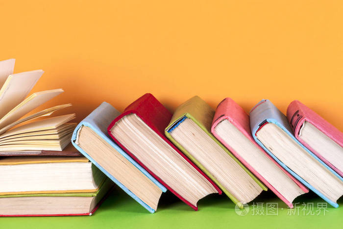 本打开的书精装书上明亮的彩色背景