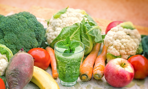 健康饮食生活方式概念女人的手思慕雪摇彩色墙.喝绿色