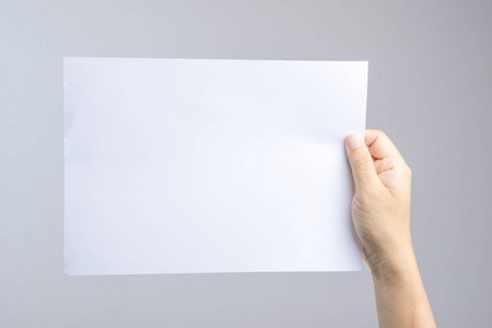 替换文本手拿着张空白的纸很容易替换海报或小册子照片