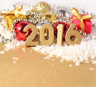 2016 年金色数字和圣诞装饰品