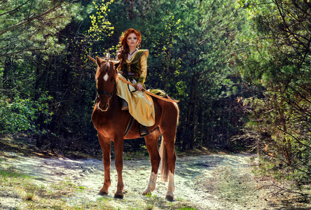 带着弓背的女战士照片