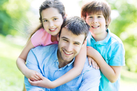 开心大笑的儿童幸福的家庭,很开心照片