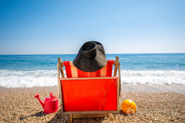 戴帽子的女人躺在日光浴床上