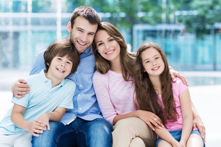 妻子儿子拥抱图片