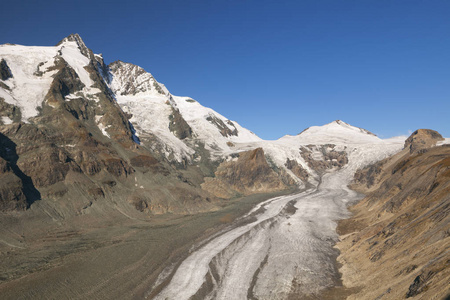 Grosslockner 峰值和奥地利的 Pasterze 冰川
