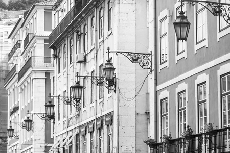 里斯本，葡萄牙，在 2017 年 6 月 22 日。美丽的古灯装饰建筑物的外墙在市中心